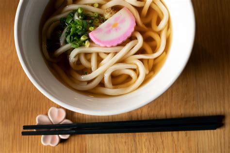  「香川うどん」：コシの強さと濃厚なだしが織り成す、至福の一杯！