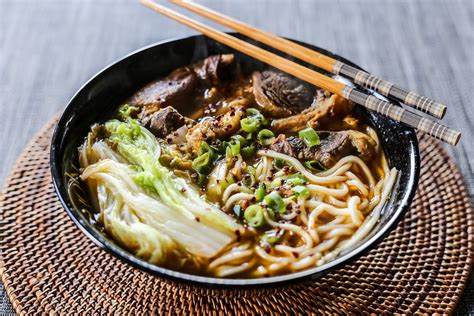  蘭州牛肉麺は、濃厚なスープと弾力のある麺の組み合わせで、五感を刺激する絶品！