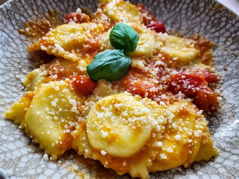  ラビオリ！濃厚なチーズフィリングと柔らかなパスタ生地のハーモニー